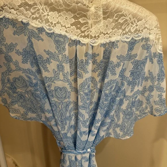 Blue and White Floral Lace Robe - Picture 5 of 6